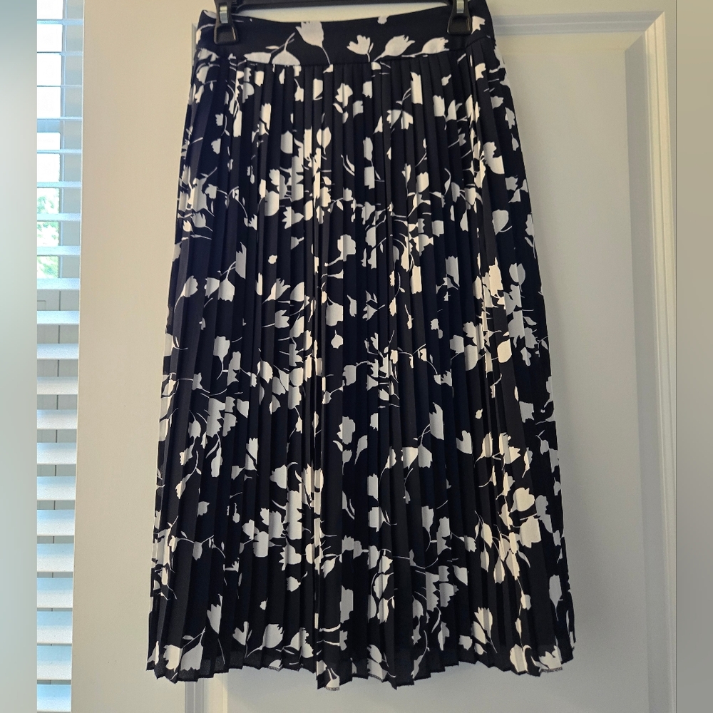 J. Crew Factory Navy and White Floral Midi Pleated Skirt Sz 0